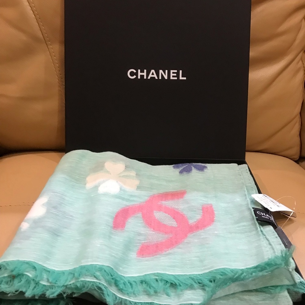 Chanel scarf 55% linen 45% cotton (includes box)